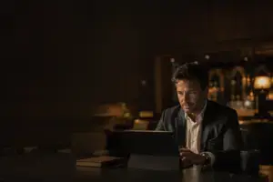 AI hotel: hotelmanager werkt met een dashboard, AI als praktisch hulpmiddel op een geordende databasis